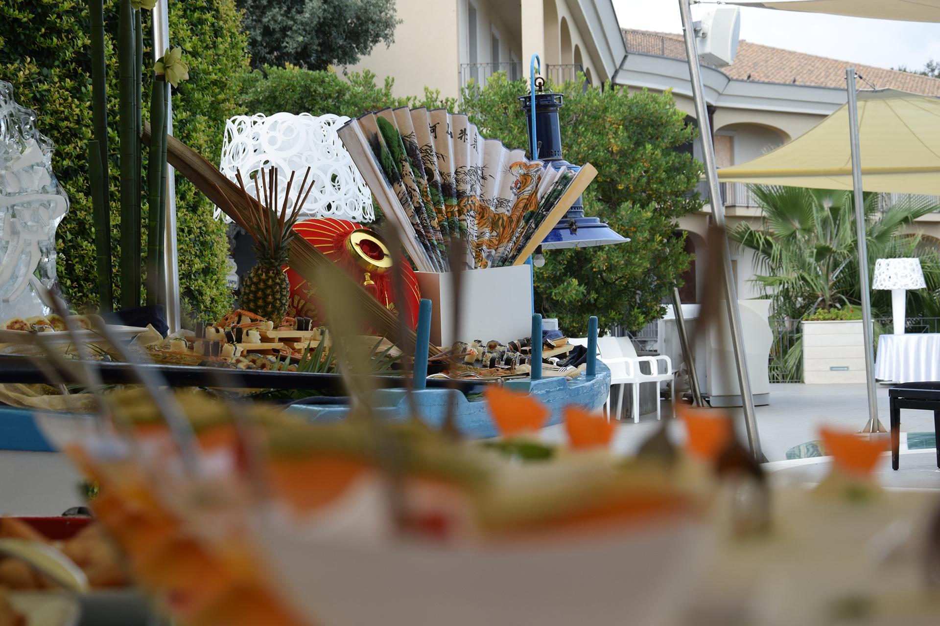 Buffet di finger food allestito all’aperto, a bordo piscina